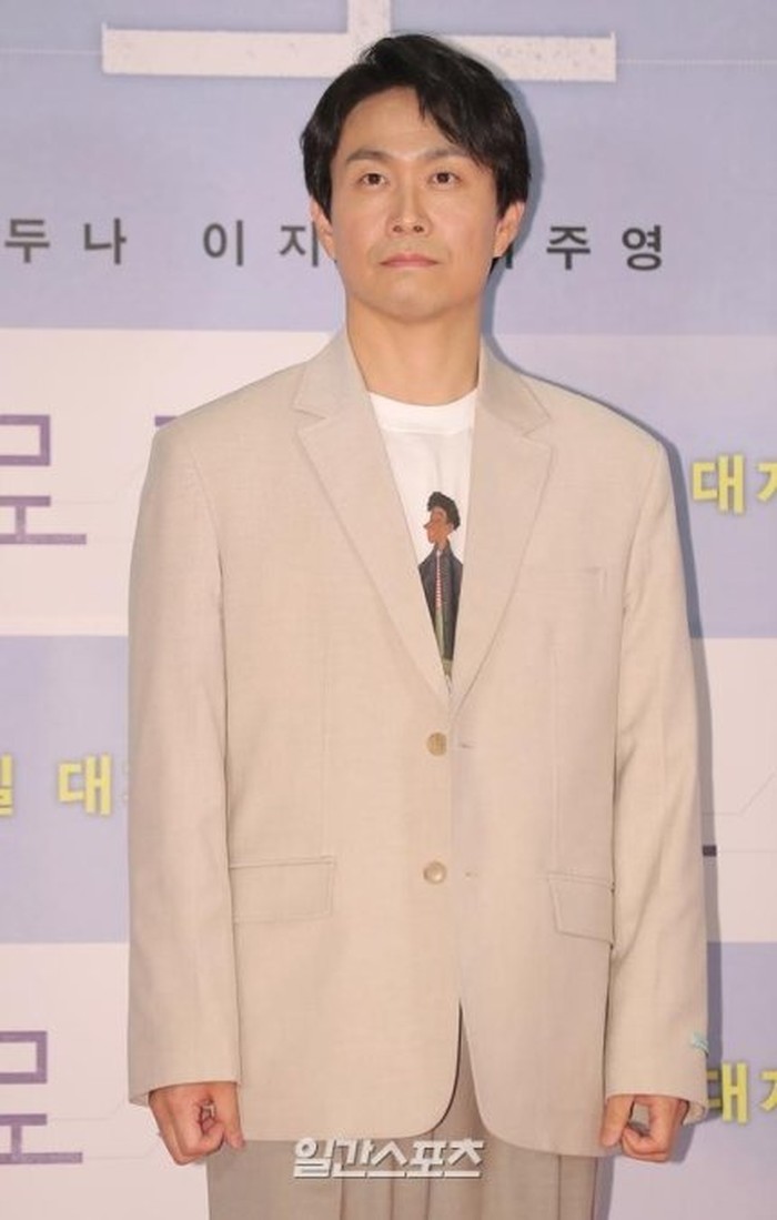 Tamu VIP selanjutnya yang turut hadir adalah aktor Oh Jung Se. Ia tampil mengenakan T-Shirt putih sebagai inner berbalut setelan jas warna cream. Dan masih banyak lagi tamu VIP yang hadir di premiere film Broker, Beauties!./Foto: twitter.com/infodrakor_id