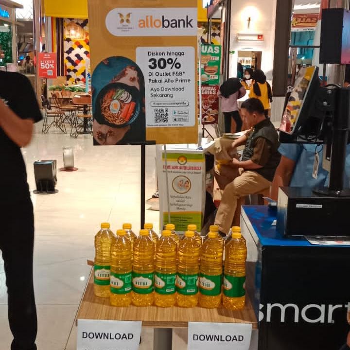 <p>Gebyar diskon membuat sejumlah cabang Transmart diserbu para Bunda, nih. Termasuk di Transmart Central Park, Jakarta Barat. Selain minyak goreng dan beras, para Bunda juga menyerbu aneka barang serba murah seperti sabun, ayam broiler, minuman kemasan, hingga alat elektronik. (Foto: Tim HaiBunda)</p>