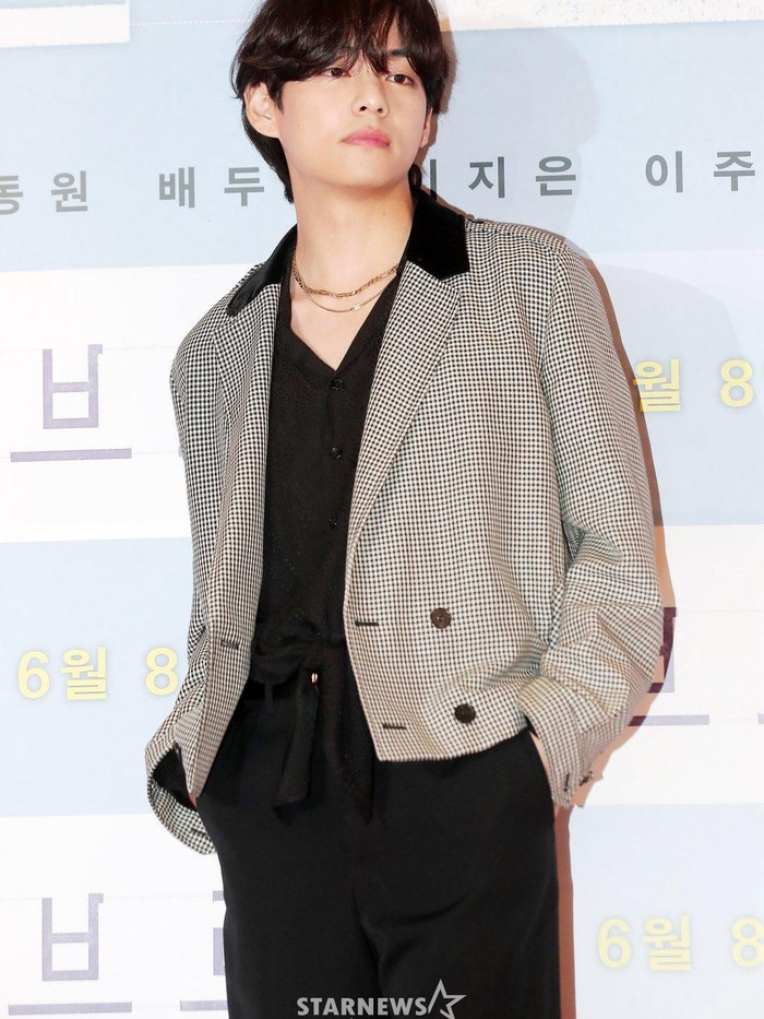 V BTS menjadi tamu VIP yang banyak ditunggu oleh penggemar. Member pertama yang kembali dari AS usai bertemu Presiden Joe Biden untuk hadir mendukung sahabatnya, Kang Dong Won. Tampil mewah dengan blazer dari Saint Laurent./Foto: twitter.com/infodrakor_id