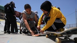 img-title Rumah Dibom Israel, Anak-anak Palestina Main di Atas Kuburan Massal