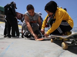 Rumah Dibom Israel, Anak-anak Palestina Main di Atas Kuburan Massal