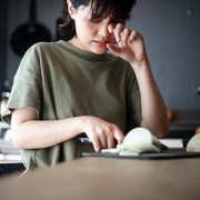 Biar Nggak Dikira Menangisi Mantan, Ini 4 Cara Cerdas Mengiris Bawang Tanpa Pedih