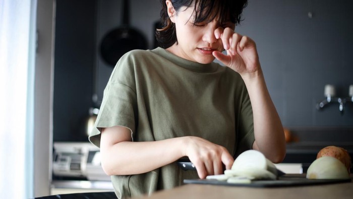 Biar Nggak Dikira Menangisi Mantan, Ini 4 Cara Cerdas Mengiris Bawang Tanpa Pedih