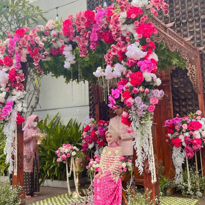 <p>Acara siraman Ricis yang berlokasi di Amana Venue, terlihat indah dengan dekorasi bunga-bunga berwarna merah muda. (Foto: Instagram @puputrss)</p>