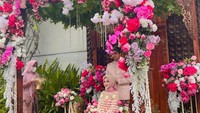 <p>Acara siraman Ricis yang berlokasi di Amana Venue, terlihat indah dengan dekorasi bunga-bunga berwarna merah muda. (Foto: Instagram @puputrss)</p>
