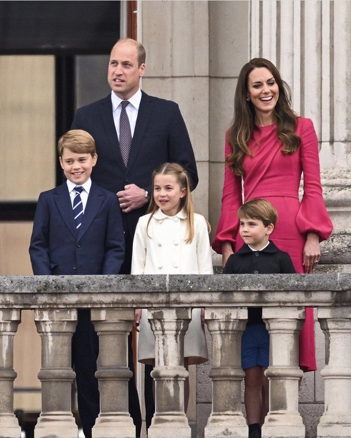 Berdiri di sisi kiri dari Ratu Elizabeth, Pangeran William, Kate Middleton serta ketiga anaknya, Pangeran George, Putri Charlotte, dan Pangeran Louis ikut menyapa publik dari balkoni. Foto: instagram.com/bazaaruk
