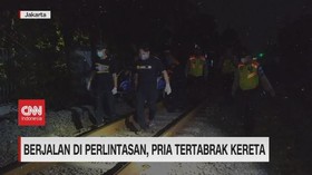 VIDEO: Berjalan di Perlintasan, Pria Tertabrak Kereta