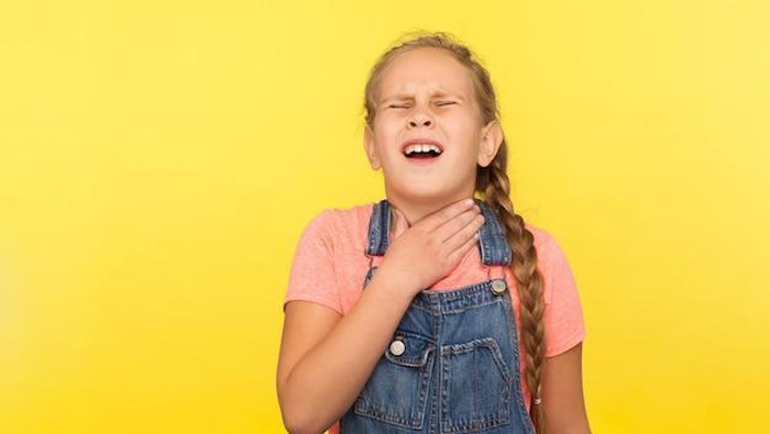 Hindari Panik Berlebihan Saat Tulang Ikan Tersangkut di Tenggorokan Anak, Ini yang Bisa Beauties Lakukan