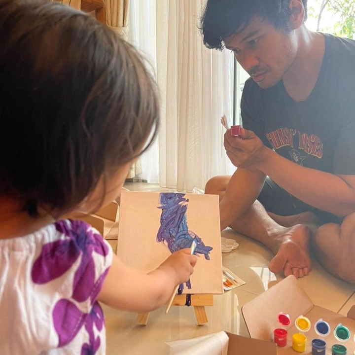 <p>Meski sibuk, Chicco juga sering meluangkan waktu untuk bermain bersama Suri. Termasuk asyik melukis bersama Suri seperti di foto ini. (Foto: Instagram @chicco.jerikho)</p>