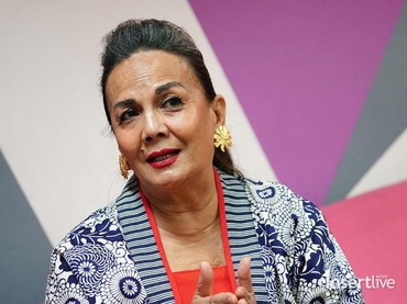 Sujud Syukur Christine Hakim di Kaki Ibunda Rayakan 50 Tahun Karier di Dunia Film