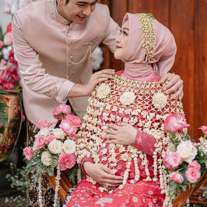 <p>Dalam setiap unggahannya, Ricis terlihat tak berhenti tersenyum. Kedua pasangan yang menikah pada November 2021 ini terlihat penuh dengan kebahagiaan. (Foto: Instagram @riaricis1795)</p>