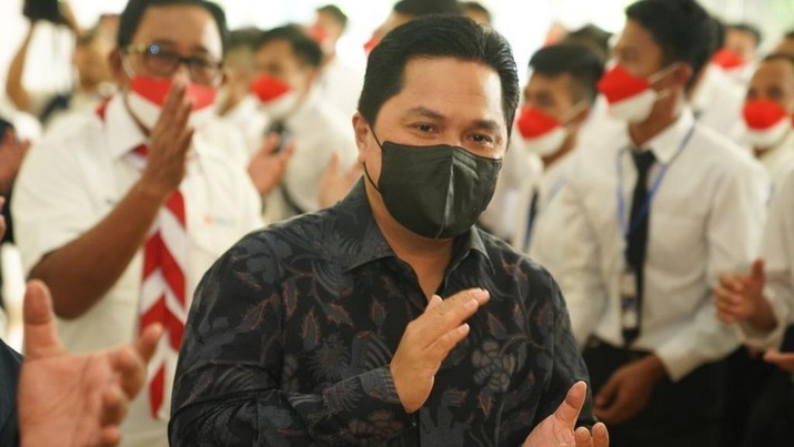 Erick Thohir saat melepas 285 PMI ke Korea Selatan (Korsel) bersama Kepala BP2MI Benny Rhamdani di Jakarta, Senin (6/6/2022). (Dok: BUMN)