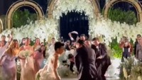 <p>Pesta yang digelar pada malam hari itu berlangsung meriah ketika sesi first dance, di mana mempelai pengantin berdansa dengan orang tua mereka. (Foto: Instagram @sophia_latjuba88 @thebridestory @leurafilm)</p>