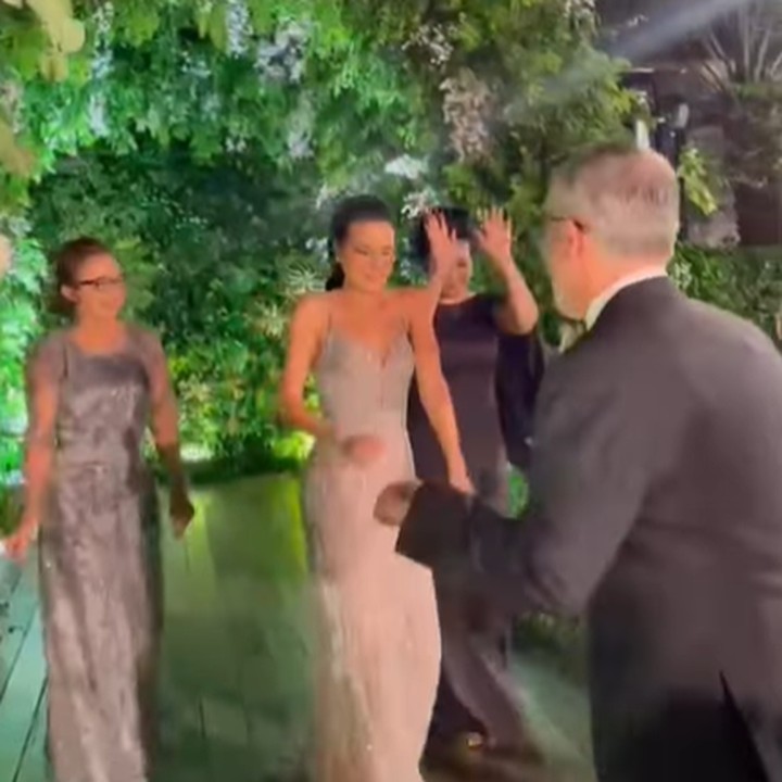 <p>Enggak cuma Eva Celia saja, Sophia Latjuba juga asyik berdansa bersama kedua mantan suaminya. (Foto: Instagram @sophia_latjuba88 @thebridestory @leurafilm)</p>