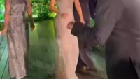 <p>Enggak cuma Eva Celia saja, Sophia Latjuba juga asyik berdansa bersama kedua mantan suaminya. (Foto: Instagram @sophia_latjuba88 @thebridestory @leurafilm)</p>