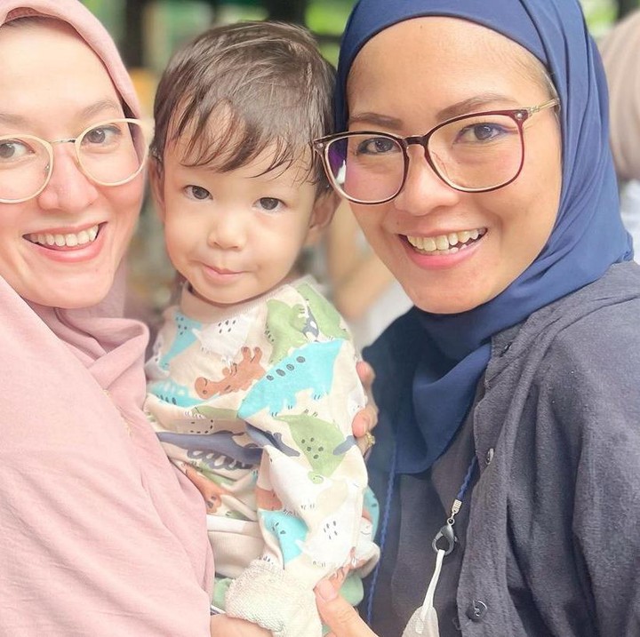 <p>Di acara itu, kedua istri Fadlan dan Fadli tampil kompak ketika berfoto bersama. Ipar <em>goals</em> banget ya, Bunda? (Foto: Instagram @lyravirna)</p>
