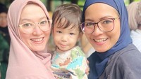 <p>Di acara itu, kedua istri Fadlan dan Fadli tampil kompak ketika berfoto bersama. Ipar <em>goals</em> banget ya, Bunda? (Foto: Instagram @lyravirna)</p>