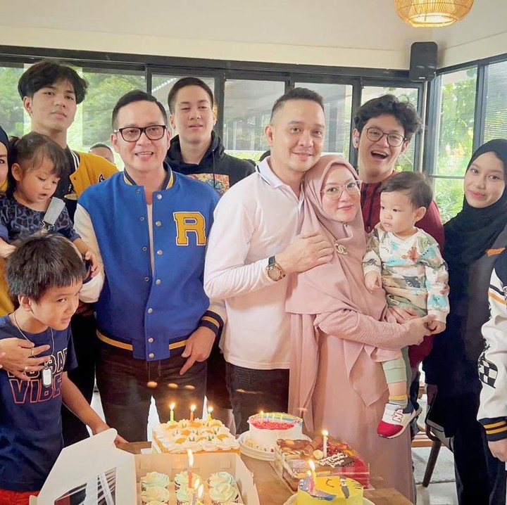 <p>Selebriti kembar Fadlan Muhammad dan Akhmad Fadli baru saja berulang tahun pada 5 Juni 2022. Mereka kompak merayakannya bersama keluarga. (Foto: Instagram @lyravirna)</p>