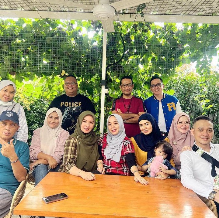 <p>Di hari ulang tahun mereka, Fadlan dan Fadli berkumpul bersama keluarga besar, nih. Mereka mengabadikan potret bersama. (Foto: Instagram @lyravirna)</p>