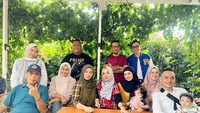 <p>Di hari ulang tahun mereka, Fadlan dan Fadli berkumpul bersama keluarga besar, nih. Mereka mengabadikan potret bersama. (Foto: Instagram @lyravirna)</p>