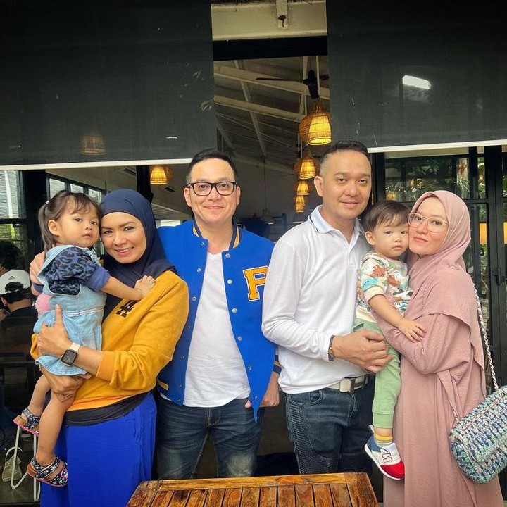 <p>Fadli dan Fadlan menghadiri acara ulang tahun didampingi dengan kedua istri dan anak mereka, nih. (Foto: Instagram @lyravirna)</p>