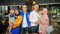 <p>Fadli dan Fadlan menghadiri acara ulang tahun didampingi dengan kedua istri dan anak mereka, nih. (Foto: Instagram @lyravirna)</p>