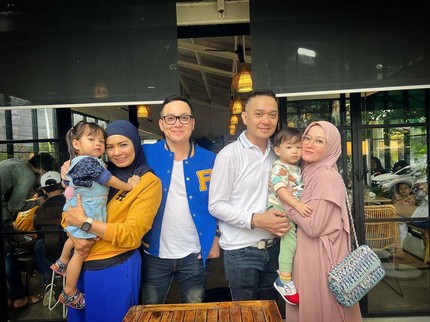 7 Potret Ultah Fadli dan Fadlan, Kompak Bersama Istri dan Anak