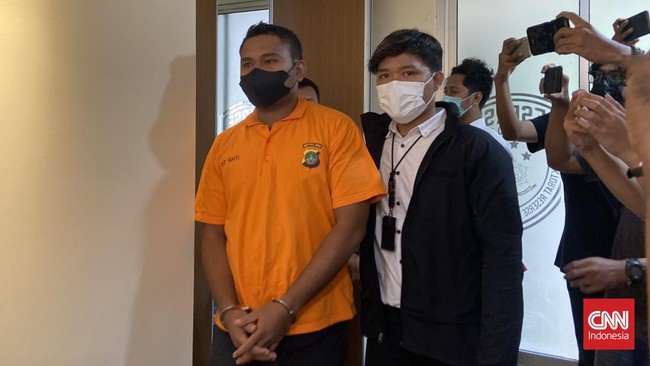 Mobil Nissan X-Trail warna abu-abu yang ditumpangi oleh Ketua Pemuda Pejuang Bravo-5, Ali Fanser Marasabessy diduga bodong.