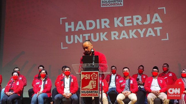 Wakil Ketua Umum PSI mengungkap alasan partainya memasang spanduk dengan wajah Ketua Umum Projo. Spanduk PSI-Projo itu bertebaran di Jakarta.