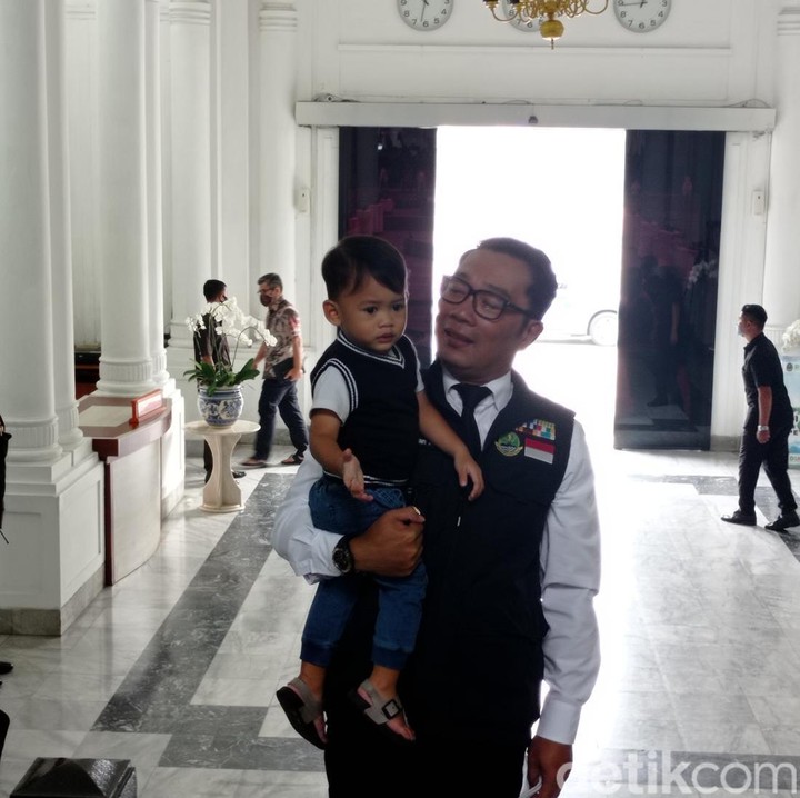 <p>Seperti beberapa pekan lalu, ketika Eril belum ditemukan, Ridwan Kamil membawa Arkana untuk menyemangatinya yang kembali bekerja. (Foto: Sudirman Wamad/detikJabar)</p>