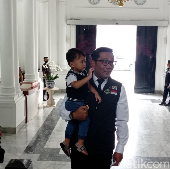 <p>Foto terbaru Arkana, ia tampak menemani Ayah Ridwan Kamil ke kantor. Arkana melambaikan tangan kepada orang-orang yang menyapanya. Menggemaskan banget ya, Bunda. (Foto: Sudirman Wamad/detikJabar)</p>