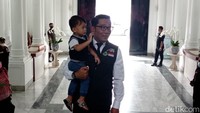 <p>Foto terbaru Arkana, ia tampak menemani Ayah Ridwan Kamil ke kantor. Arkana melambaikan tangan kepada orang-orang yang menyapanya. Menggemaskan banget ya, Bunda. (Foto: Sudirman Wamad/detikJabar)</p>