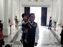 Snapshot: Potret Ridwan Kamil Gendong Anak Bungsu saat Kembali Ngantor