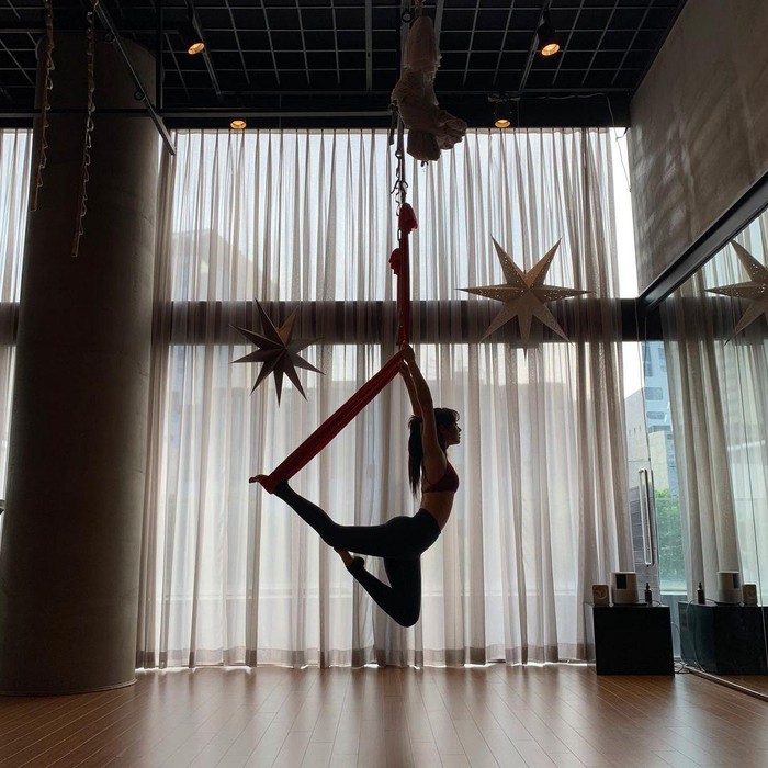 Hyeri Girl's Day saat melakukan aerial atau flying yoga