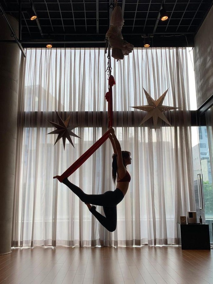 Aktris sekaligus anggota grup Girl's Day, Hyeri, menjadikan flying yoga sebagai salah satu olahraga rutin yang ia lakukan sekaligus menjaga bentuk dan berat badannya tetap ideal./ Foto: kpopstarz.com