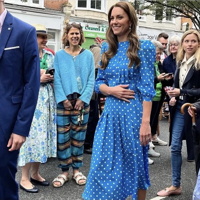 Ikut hadir di tengah Kensington Park pada perayaan di hari terakhir Platinum Jubilee, Kate Middleton mengenakan busana vintage casual berupa midi dress polkadot biru dengan aksen belt karya Alessandra Rich. Foto: instagram.com/william_catherine_daily