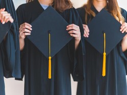 Asal Usul Topi Wisuda, Ternyata dari Bahasa Latin