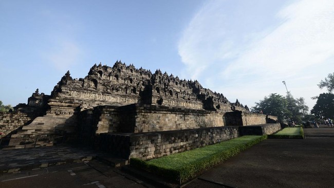 Triawan Munaf menyoroti perilaku pengunjung Candi Borobudur yang suka seenaknya dengan memanjat stupa.