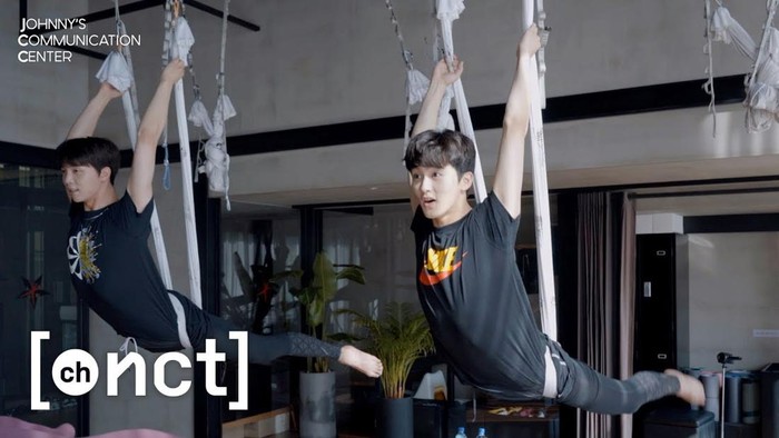 Tak hanya selebriti perempuan saja, namun idol K-Pop laki-laki seperti Johnny dan Mark 'NCT' pun tak ketinggalan untuk mencoba kegiatan olahraga yang satu ini. Momen tersebut pun diabadikan dalam program khusus Johhny NCT di YouTube yang bertajuk 'Johnny Communication Center'./ Foto: youtube.com/NCT