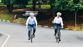 Diplomasi Gowes Sepeda Jokowi dan PM Australia di Istana Bogor