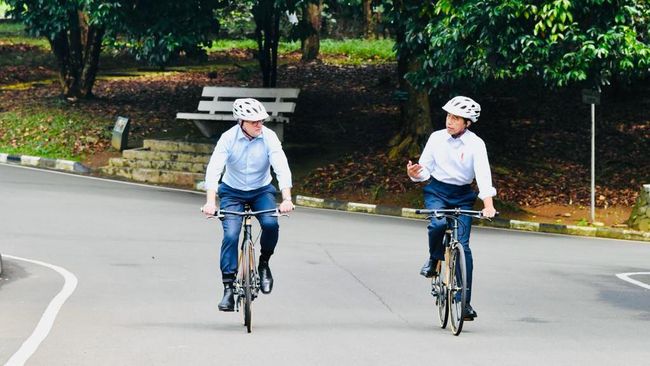 Presiden Indonesia, Joko Widodo, bersepeda bersama Perdana Menteri Australia, Anthony Albanese, di area Kebun Raya Bogor pada Senin (6/6).
