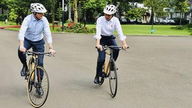 FOTO: Hadiah Unik Sepeda Bambu dari Jokowi untuk PM Australia