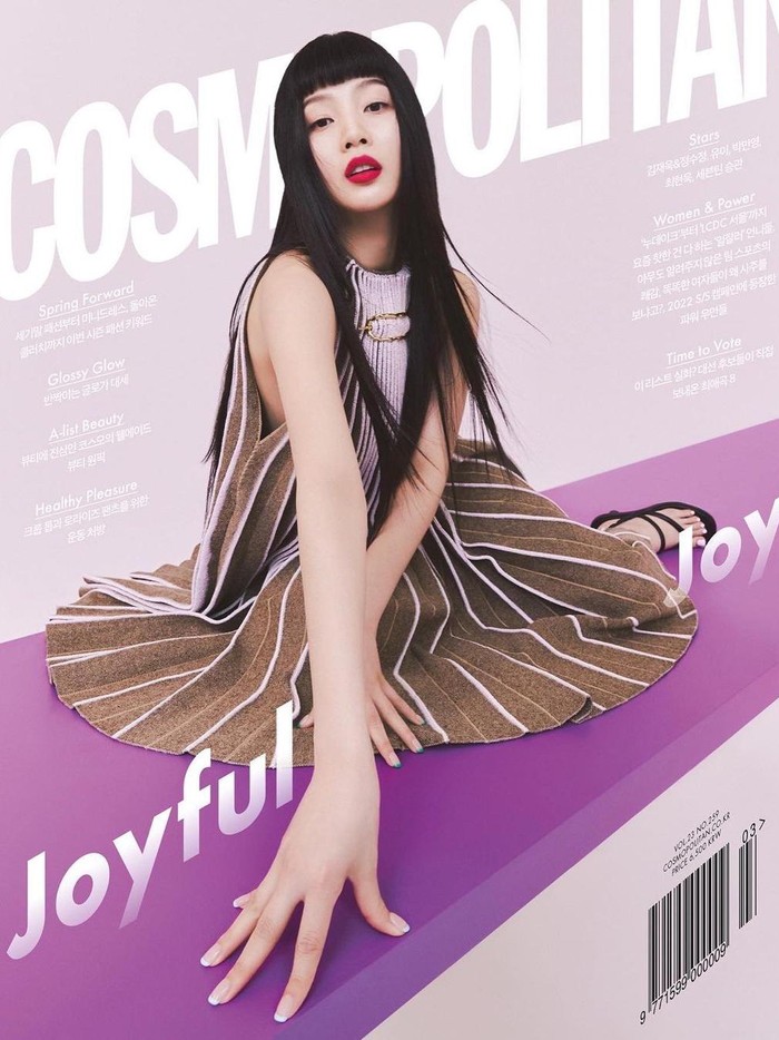 Joy Red Velvet tak pernah gagal mencuri perhatian dengan visual-nya. Seperti saat pemotretan bersama dengan Cosmopolitan serta brand Tods. Joy tampil edgy dengan bibir merona serta poni pendek yang menawan./ Foto: instagram.com/_imyour_joy