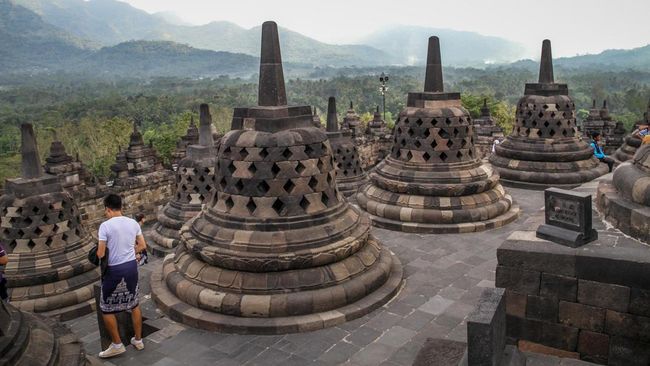 Dalam satu jam hanya boleh 150 orang yang naik ke Candi Borobudur dan itu pun dibagi menjadi sepuluh kelompok, yang masing-masing terdiri dari 15 orang.