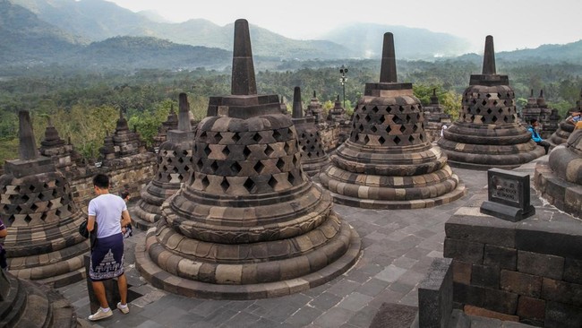 PT TWC yang melakukan perawatan Candi Borobudur menyebut biaya maintenance diambil dari harga tiket masuk situs.