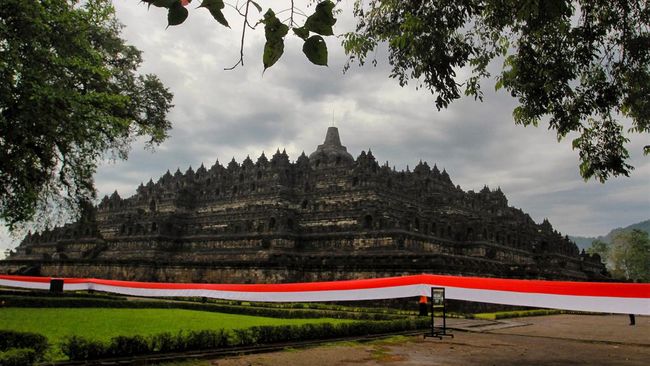 Menag Yaqut Cholil usul pemasangan chatra di Candi Borobudur, dapat dukungan Menparekraf Sandiaga Uno, tapi tidak disetujui arkeolog. 