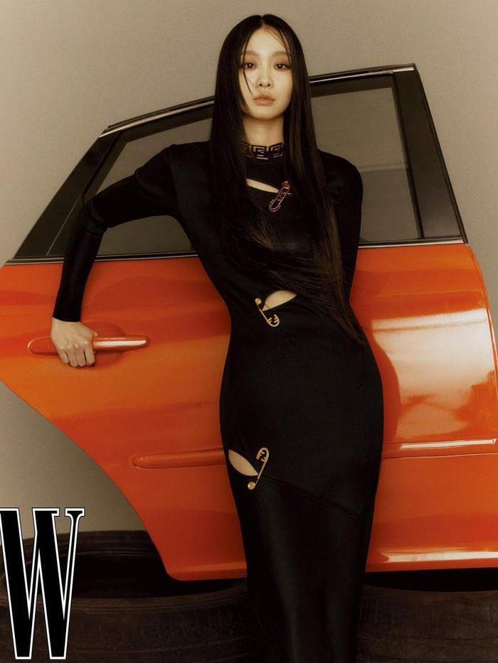 Kim Da Mi muncul memesona di majalah W. Bintang Our Beloved Summer tersebut tampil beda dengan konsep elegan. Riasan smokey eyes dengan rambut hitam memanjang membuat Da Mi nyaris tak dikenali./ Foto: instagram.com/d_a___m_i