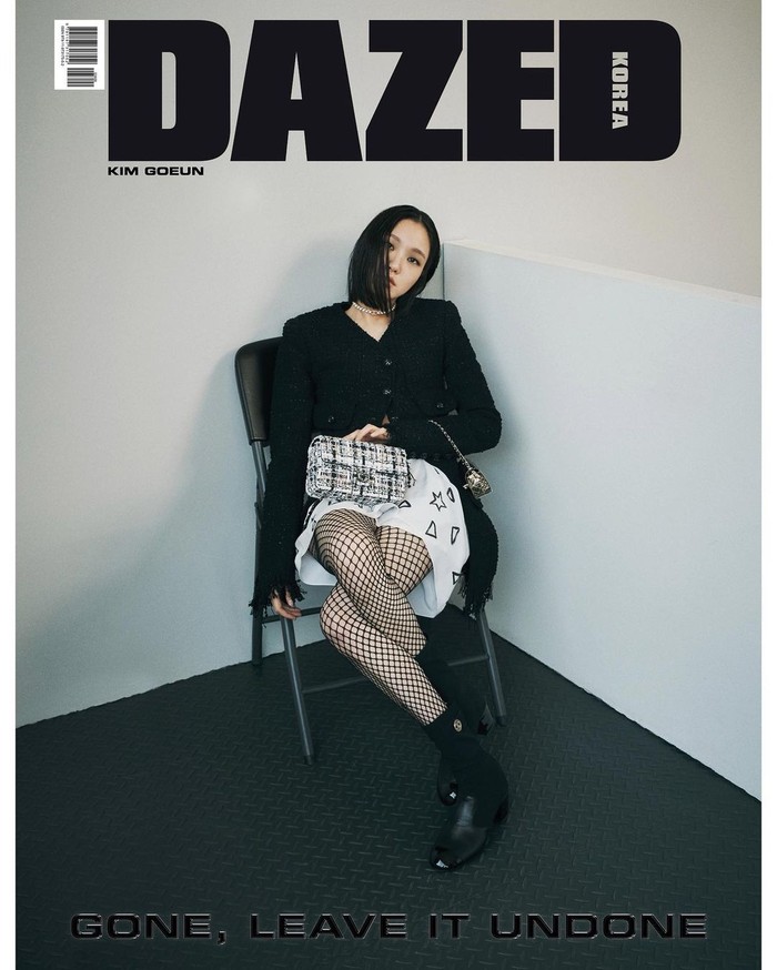 Kim Go Eun kerap tampil dengan riasan sederhana dan terkesan alami. Namun lewat pemotretan bersama majalah Dazed dan Channel 2021 lalu, ia tampil beda. Kim Go Eun memakai riasan bernuansa smokey yang keren./ Foto: instagram.com/ggonekim