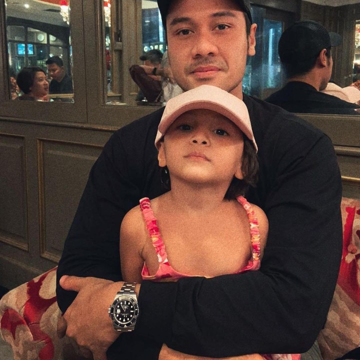 <p>Kini Suri hampir menginjak usia 4 tahun. Inilah potret terbaru kebersamaan Suri dengan Chicco. Wajahnya begitu mirip ya, Bunda. (Foto: Instagram @chicco.jerikho)</p>