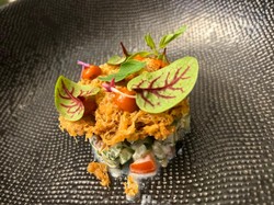 Deconstructed Pecel Lele dan Udang Saus Padang yang Memikat Selera